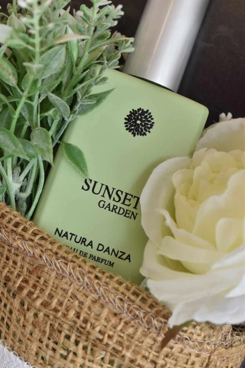 Ανακαλύψτε το Άρωμα Sunset Garden της NATURA DANZA: Η Απόλυτη Έκφραση Ρομαντισμού και Φινέτσας - NATURADANZA